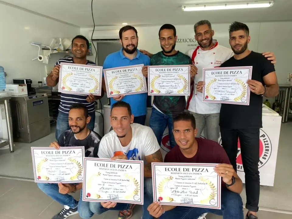 Photo de groupe de personne fier d'avoir passer le diplôme de Pizzaiolo