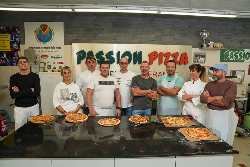 Photo de groupe passion pizza formation au métier de pizzaiolo.