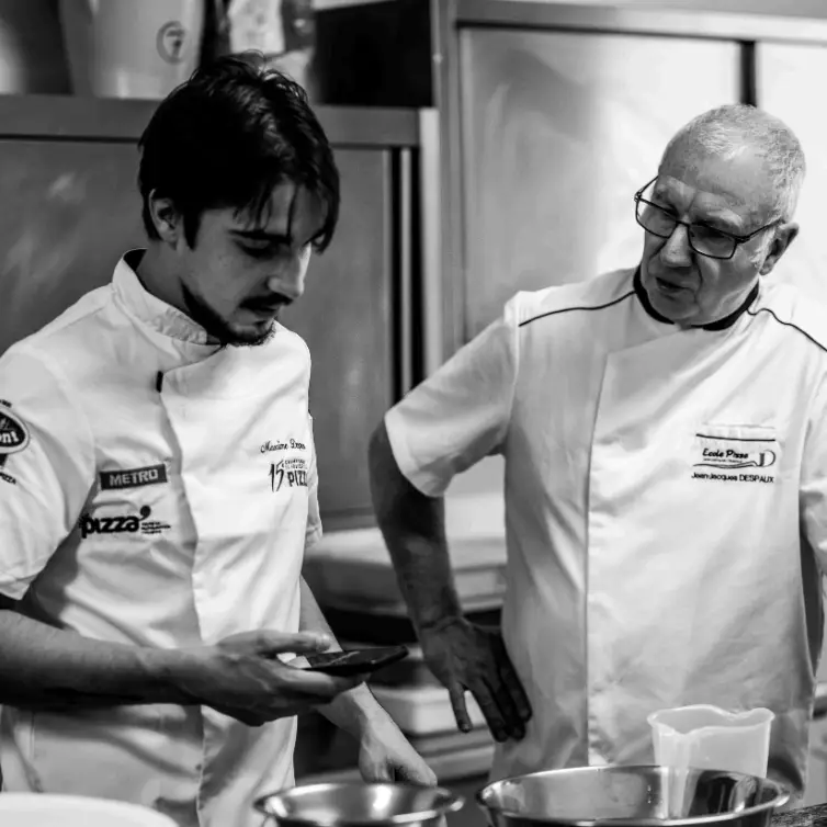 Photo de Jean Jacques Despaux qui discute avec un cuisinier