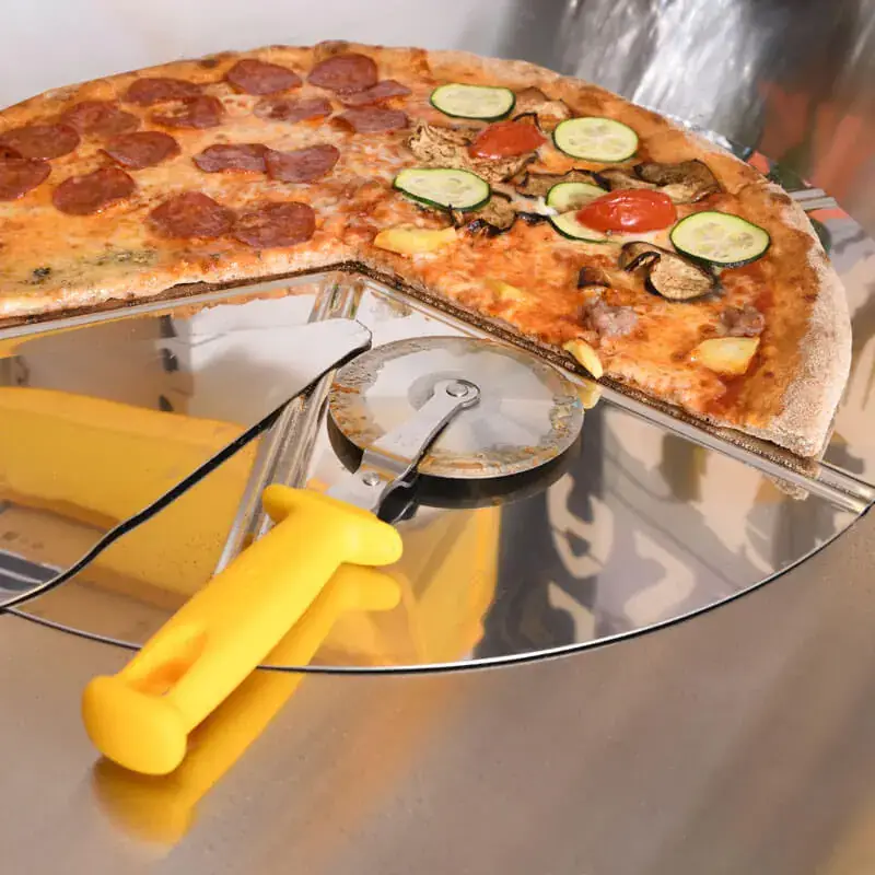Roulette coupe-pizza Lilly Codroipo pour le service en pizzeria