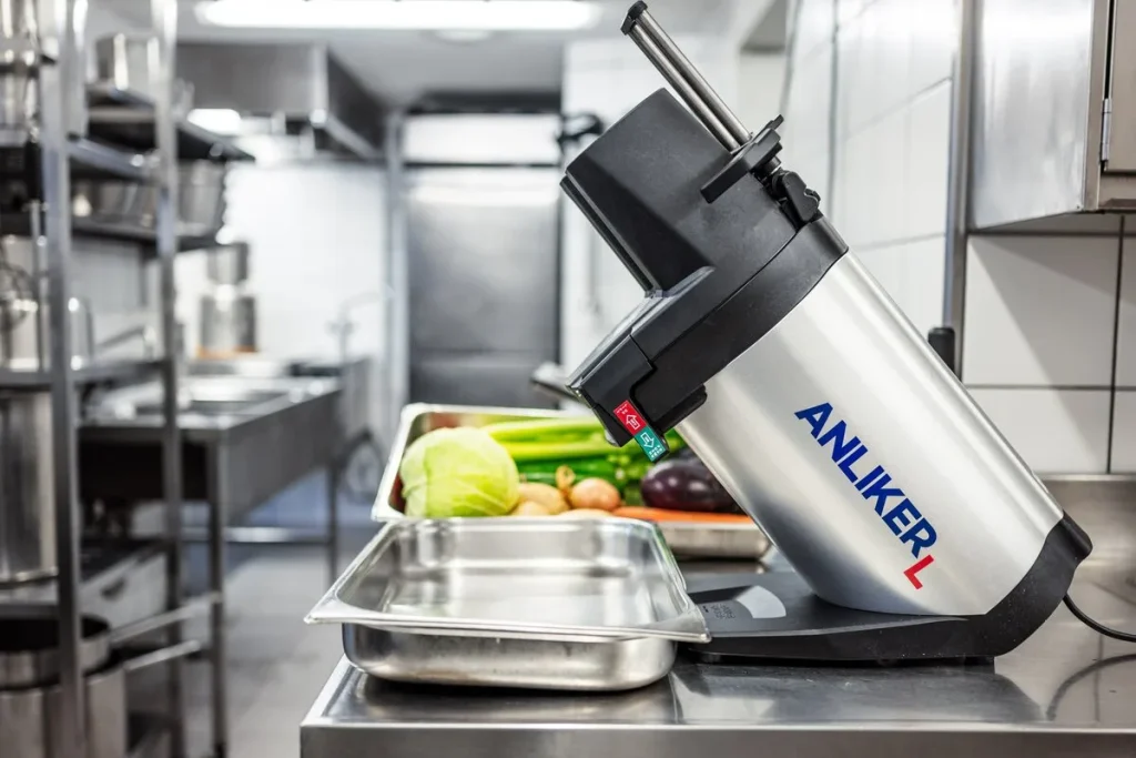 Coupe-légumes Brunner Anliker L dans une cuisine professionnelle avec des légumes frais