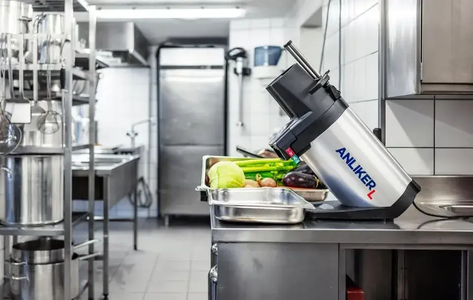 Coupe-légumes Brunner Anliker L sur plan de travail inox