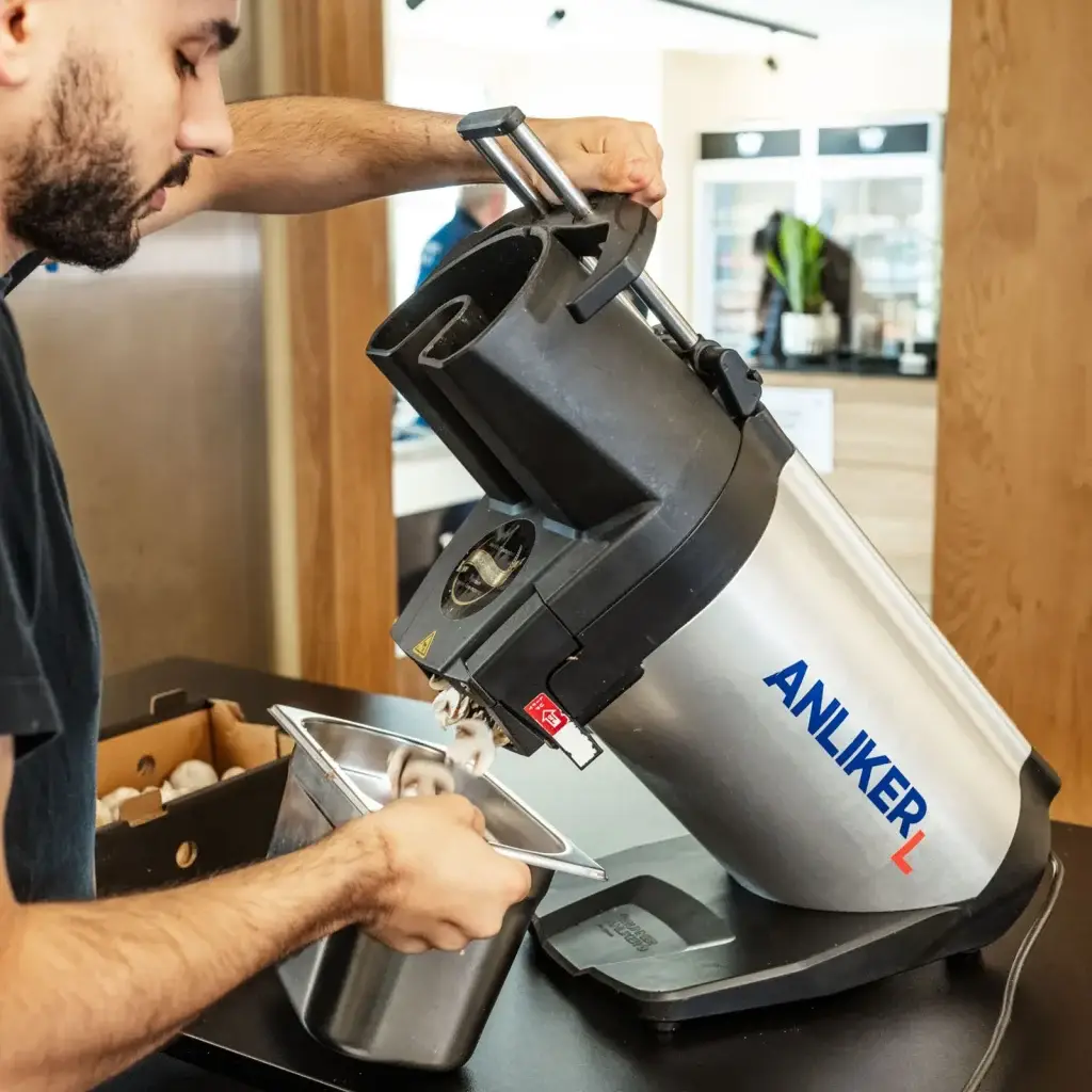 Cuisinier utilisant le coupe-légumes Brunner Anliker L