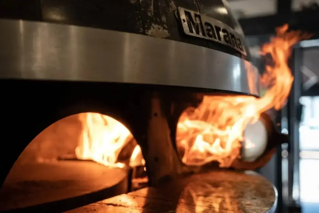 Flamme dans la chambre de cuisson d'un four à bois Marana Forni