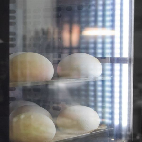Photo de pate a pizza dans un réfrigérateur