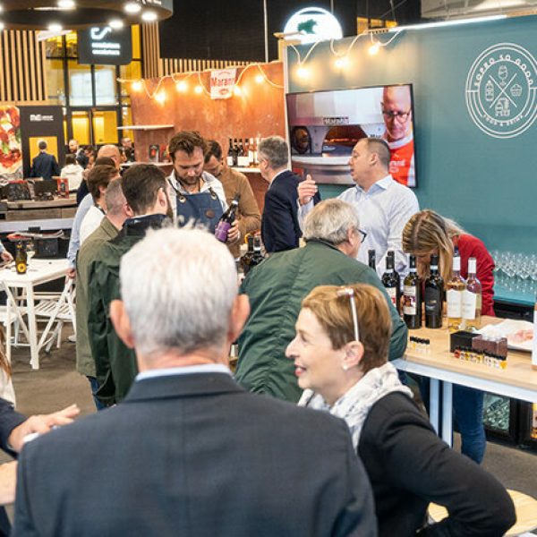 Groupe de personne discutant dans un evenement SOPRO